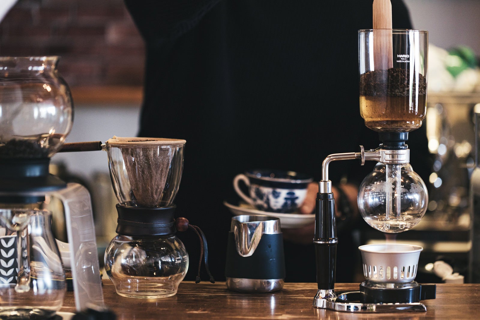 「カフェのコーヒー器具の数々」の写真