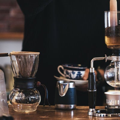 カフェのコーヒー器具の数々の写真