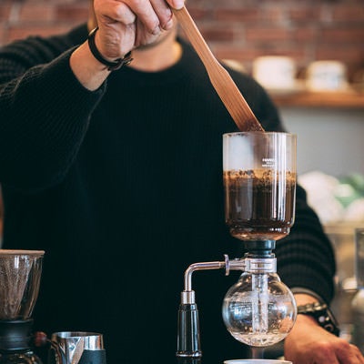 カフェのマスターがコーヒーを抽出中の写真