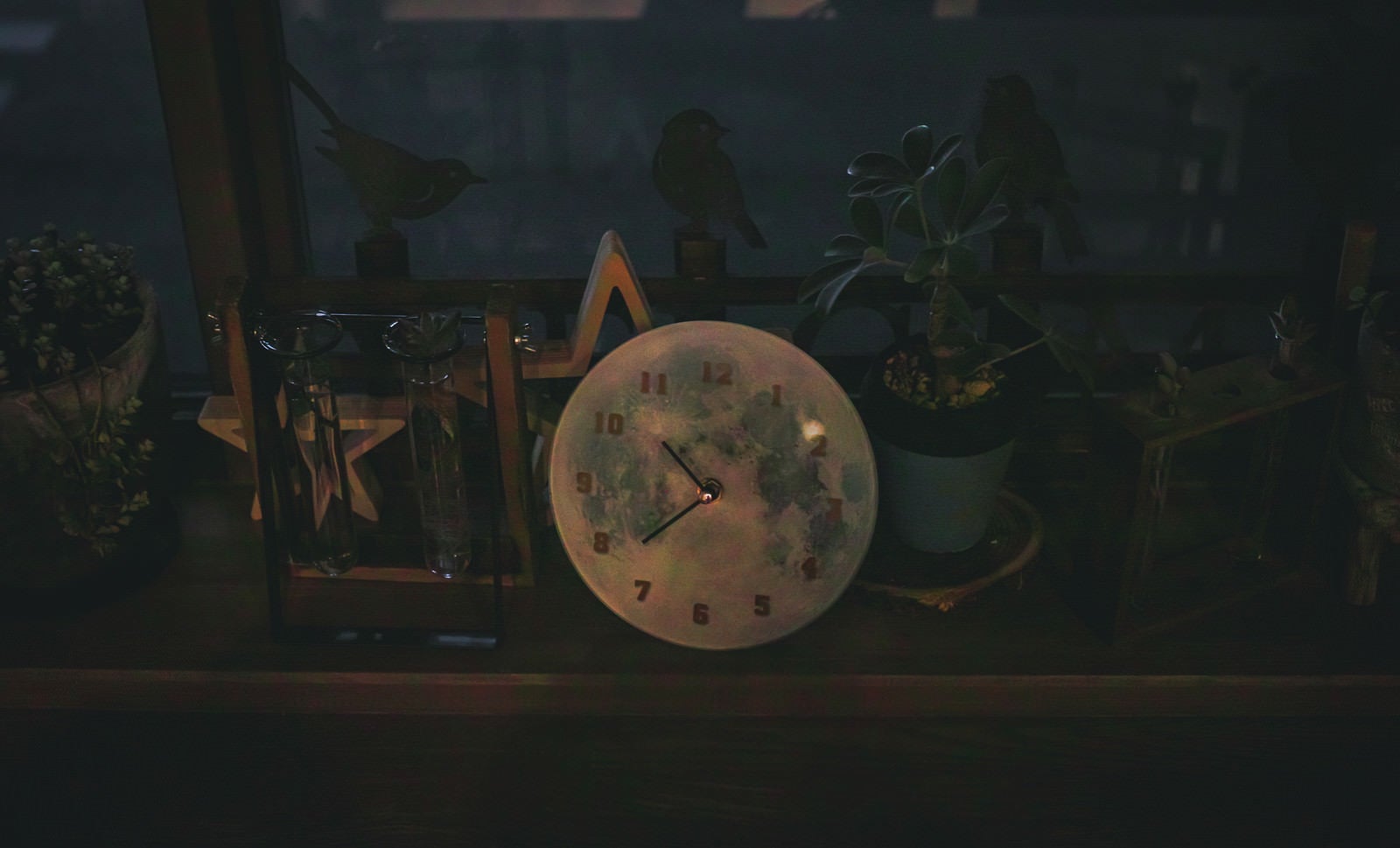 「暗闇の中の時計」の写真