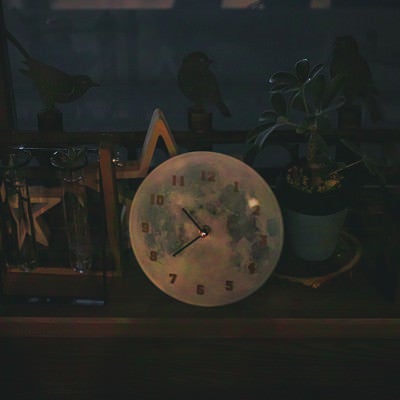 暗闇の中の時計の写真