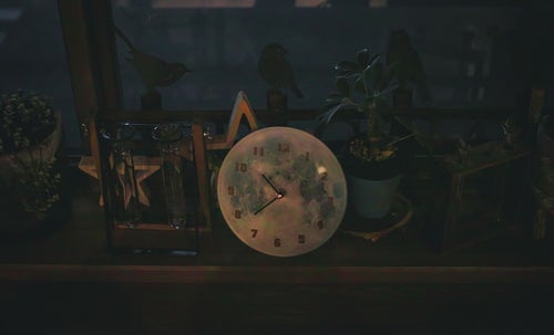 暗闇の中の時計の写真