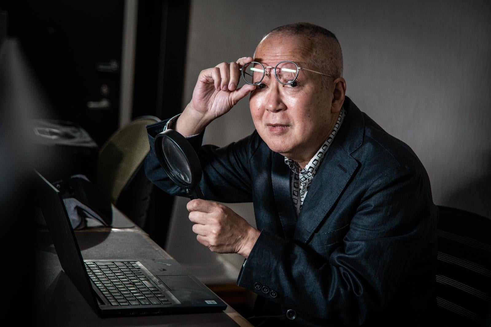 「老眼鏡 それでも駄目で 虫眼鏡」の写真［モデル：渡辺カンジ］