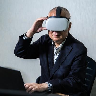 時代はVRだとアピールしてくる高齢者の男性の写真