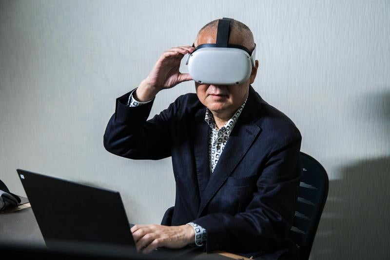 時代はVRだとアピールしてくる高齢者の男性の写真