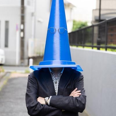 腕組みするパイロンマンブルーの素材