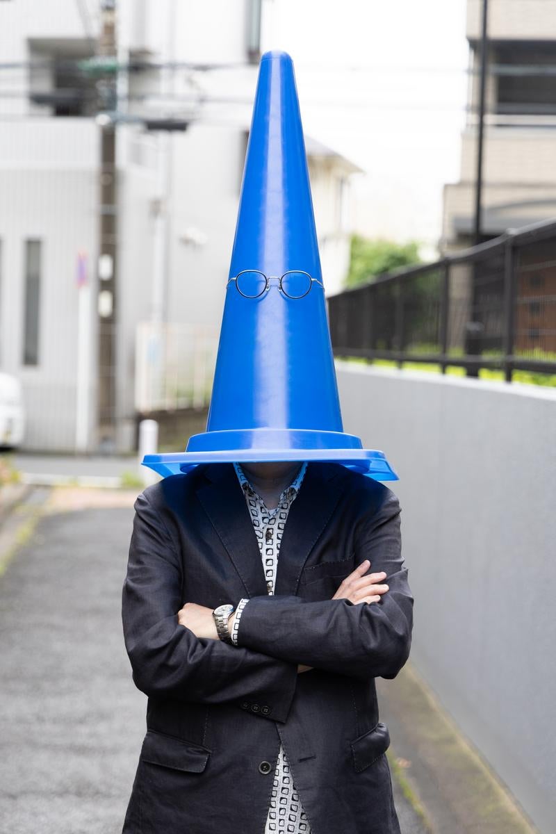 腕組みするパイロンマンブルーの写真