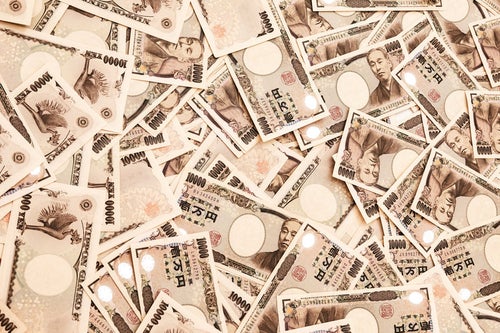 床一面に散らばった壱万円札の写真