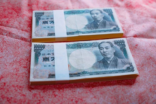 百万円の束を2本用意しました（旧壱万円札）の写真