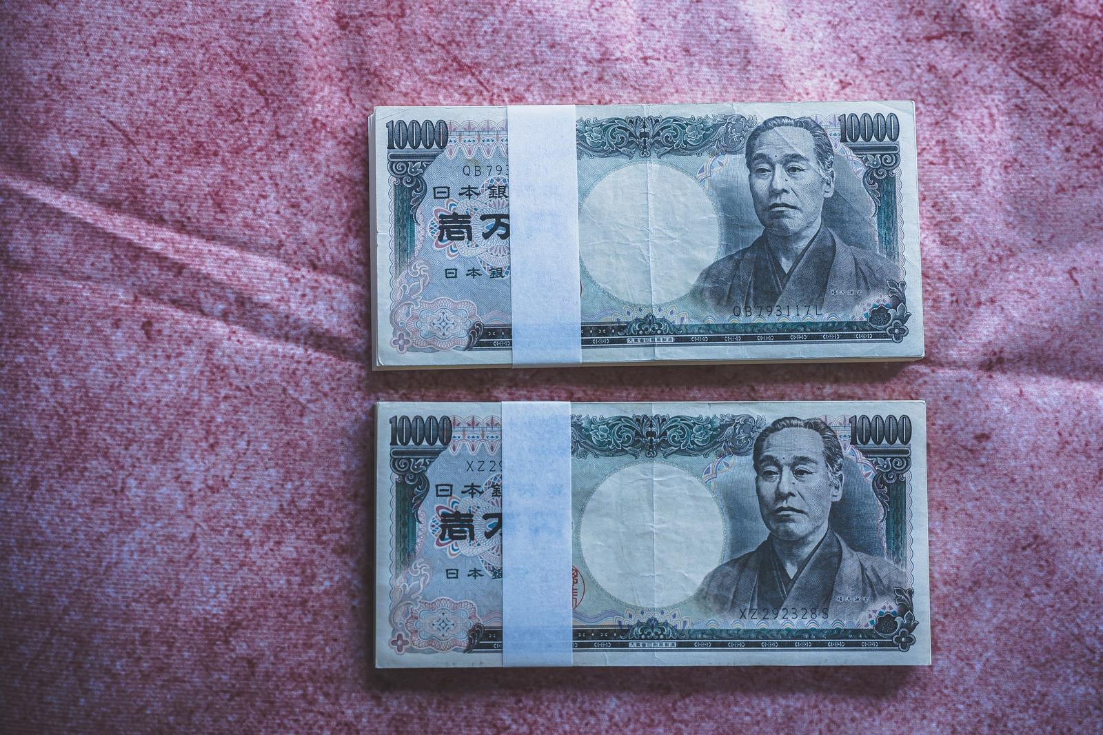 「壱万円の帯がついた札束」の写真