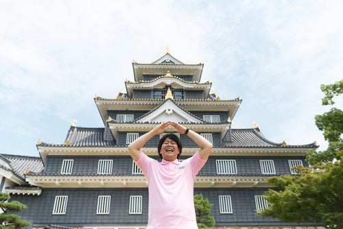 漆黒の城､岡山城に来たのでお城ポーズをキメる観光客の写真