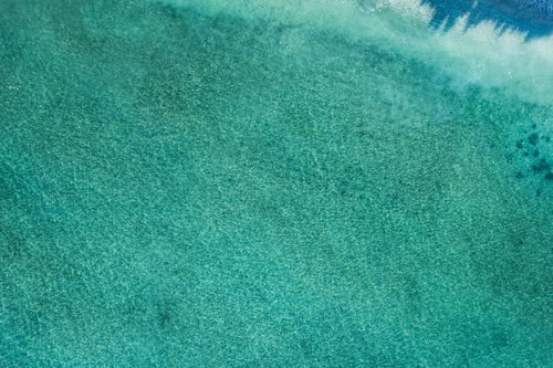 青く澄んだ海の写真