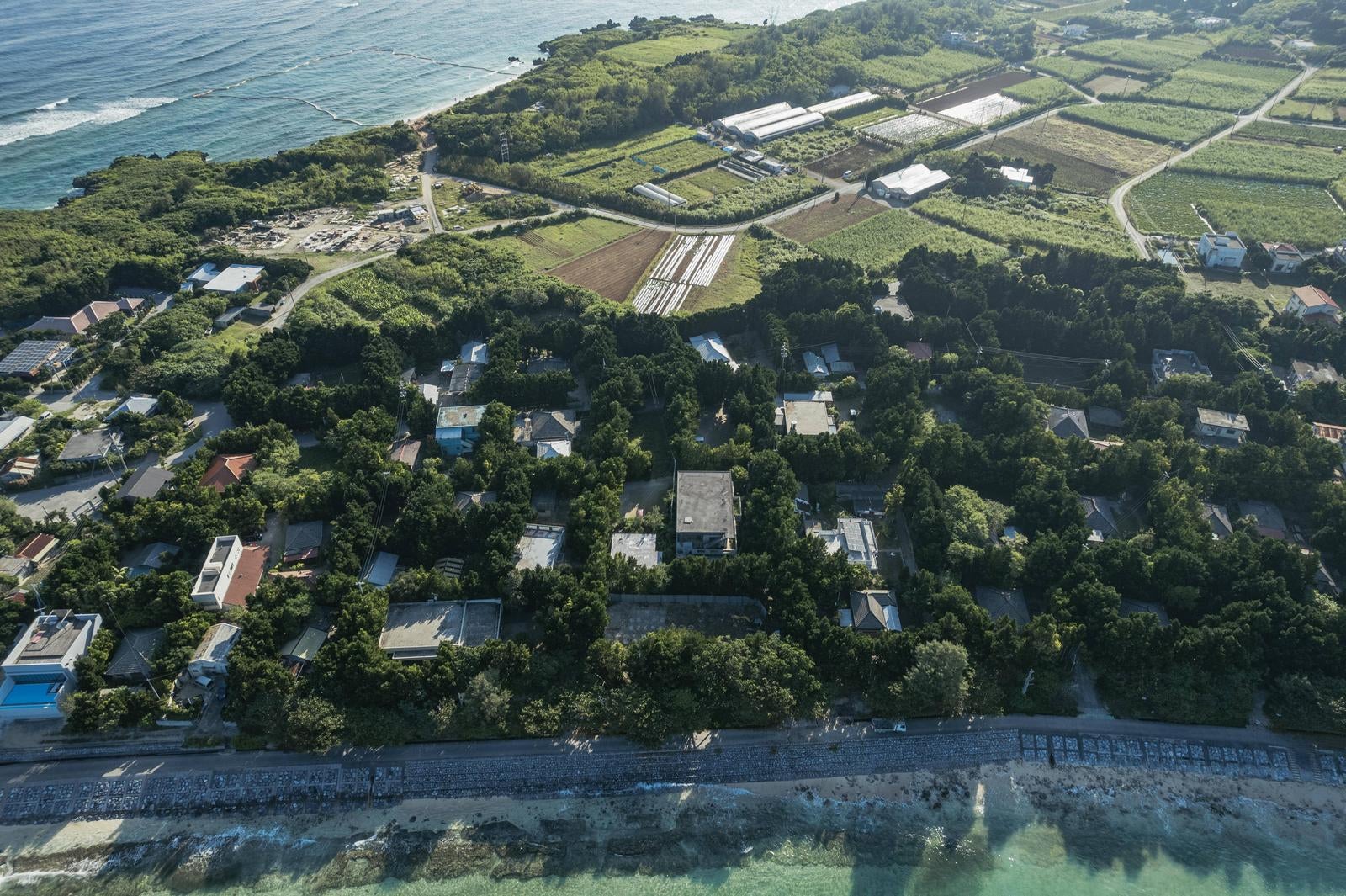 「備瀬集落を上空から」の写真