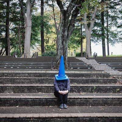 パターン青、使徒です！階段で一人異なる色のコーンを被る人物の写真