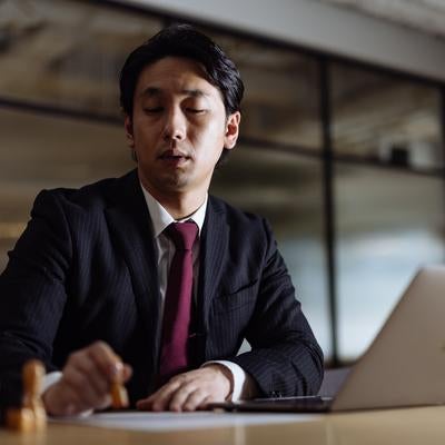 書類に妻からの離婚届が混じってた...の写真