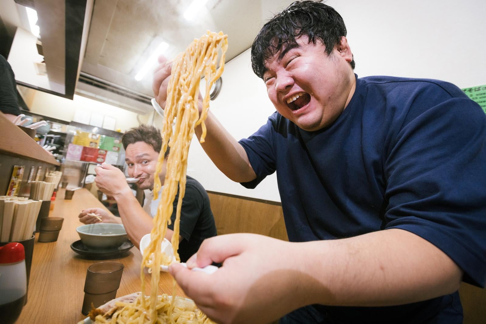 「麺がのびればそれだけ食いでが増す、俺じゃなきゃ見逃しちゃうね」の写真［モデル：Max_Ezaki 段田隼人］