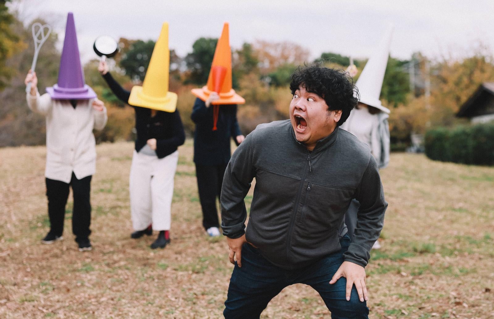 「現場からは異常です」の写真［モデル：段田隼人］