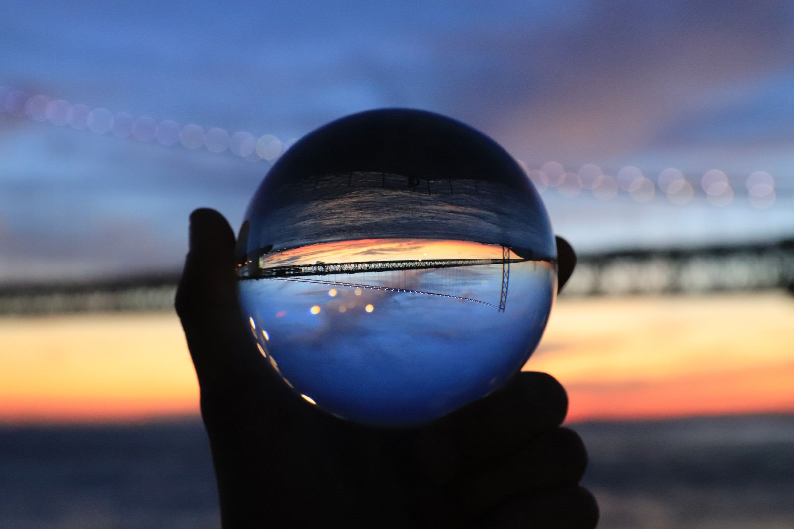 「水晶玉に写り込んだ大橋」の写真