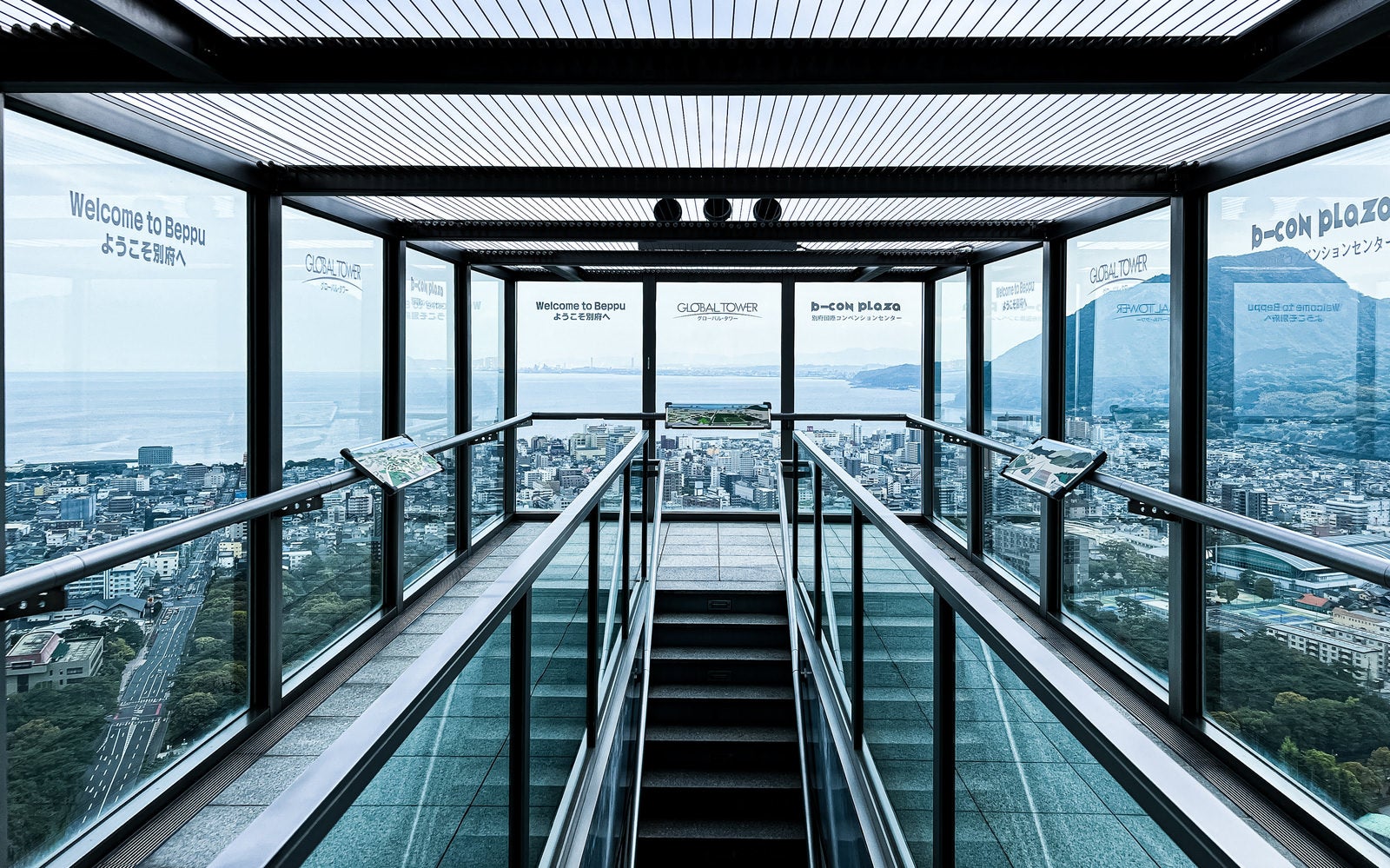 「別府国際コンベンションセンターのグローバルタワー最上階の景観（地上100m）」の写真