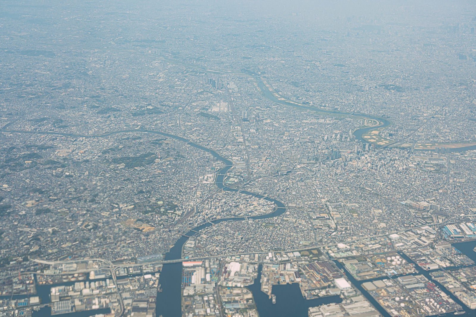 「上空から見た鶴見川近辺の街並み」の写真
