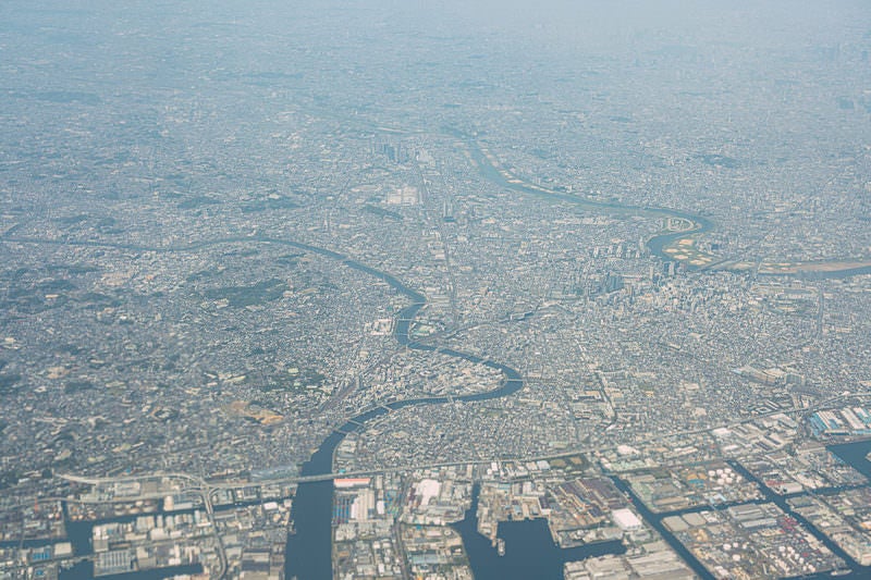 上空から見た鶴見川近辺の街並みの写真