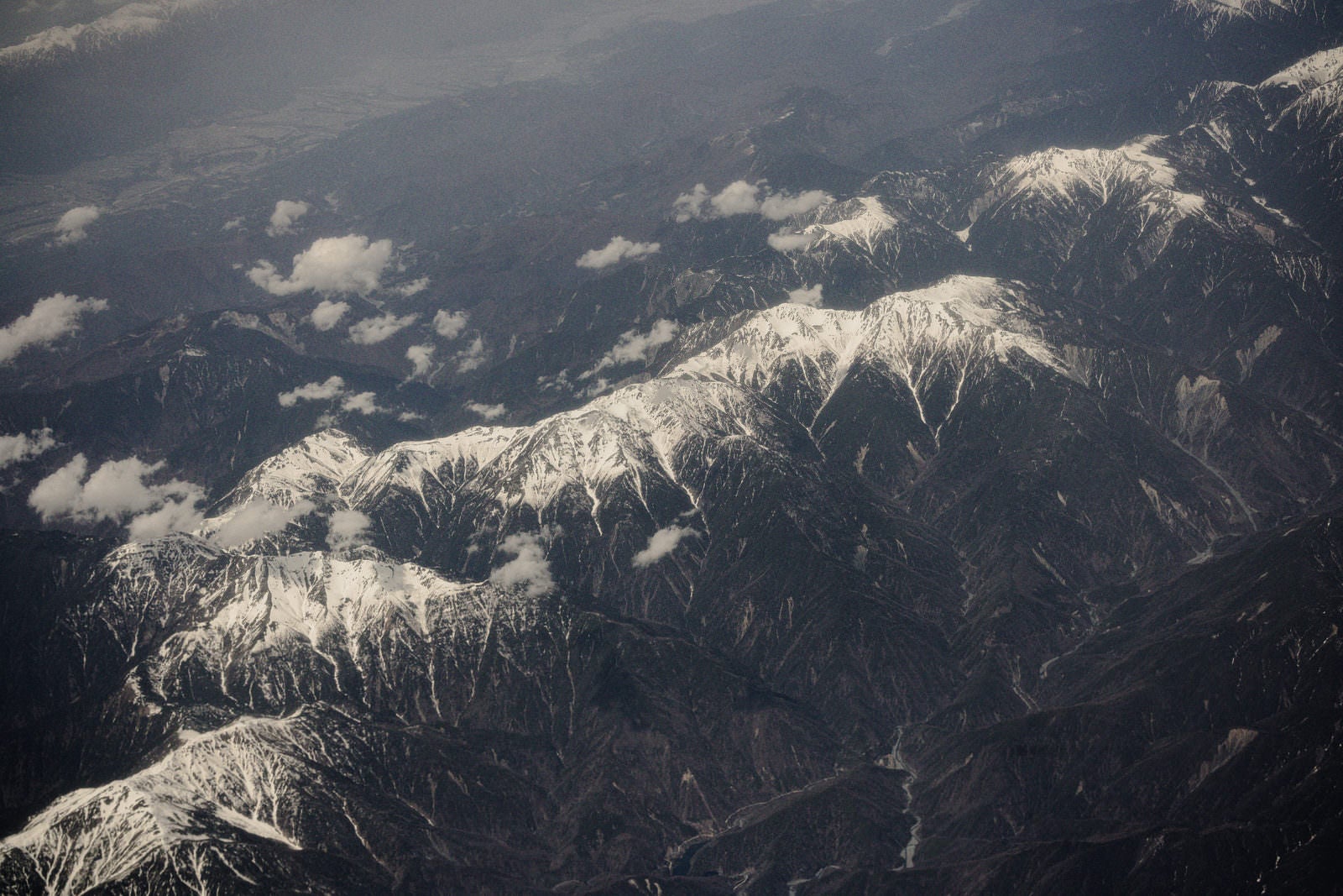 「山頂付近に雪が残るアルプス」の写真