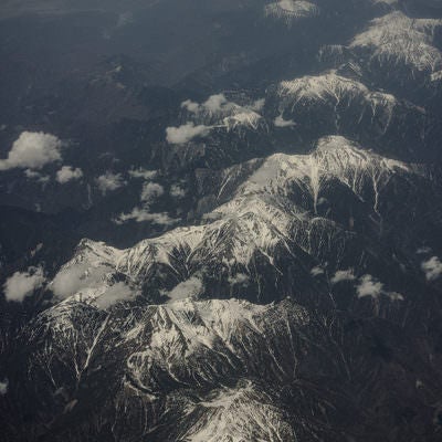 残雪のアルプス（上空から撮影）の写真