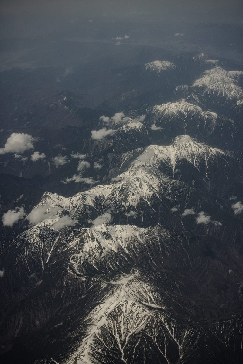 「残雪のアルプス（上空から撮影）」の写真