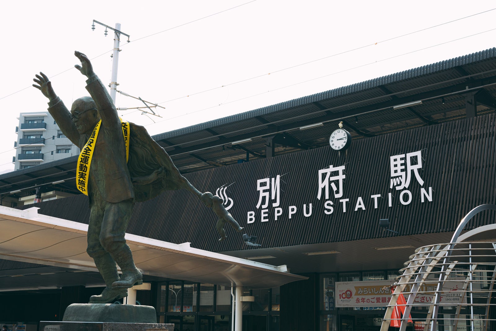 「別府駅前の油屋熊八（あぶらやくまはち）の像 」の写真