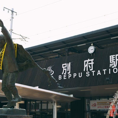 別府駅と油屋熊八（あぶらやくまはち）の銅像の写真