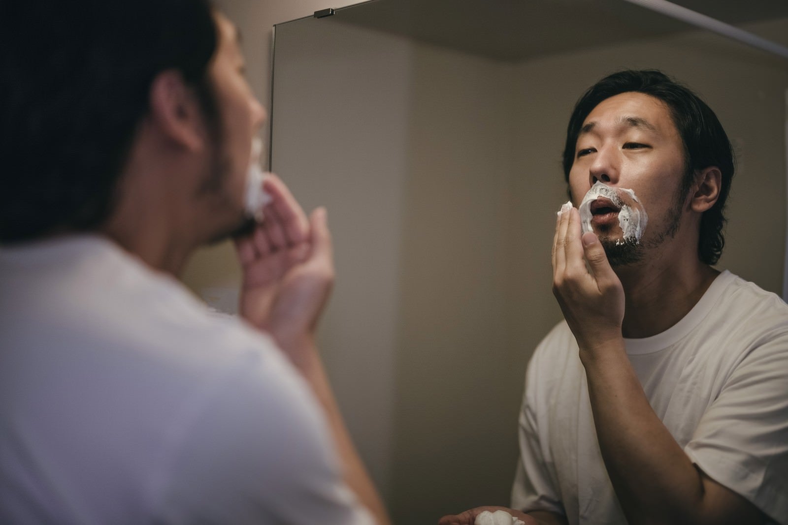 「シェービングクリームを髭に付ける男性」の写真［モデル：大川竜弥］