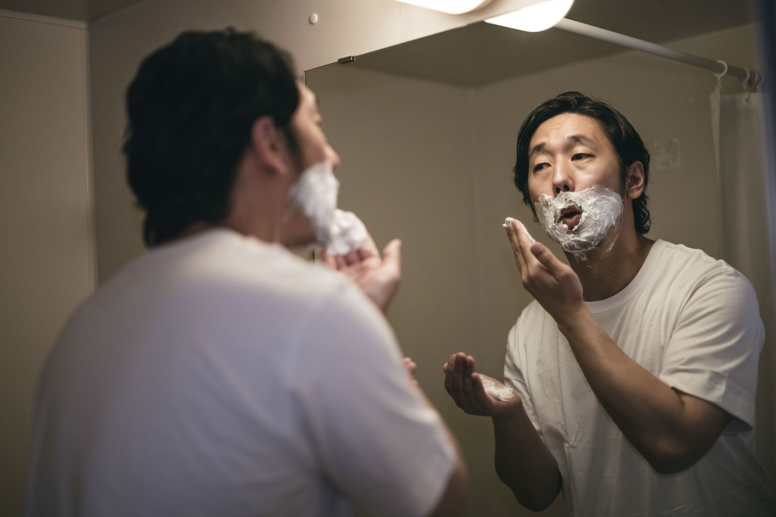 「髭剃り前にシェービングクリーム始めました」の写真［モデル：大川竜弥］