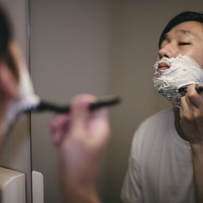 顎下を剃り上げる男性の写真