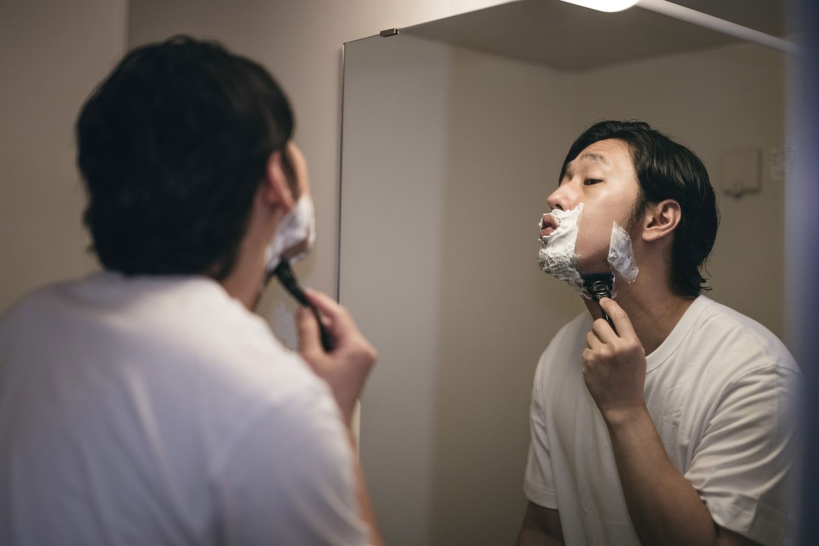 「シェービング剤と一緒に剃り上げる男性」の写真［モデル：大川竜弥］