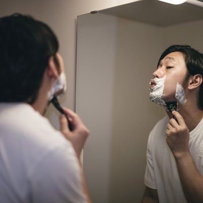 シェービング剤と一緒に剃り上げる男性の写真