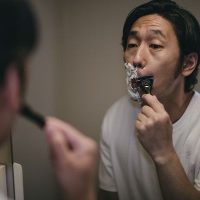 頬から鼻下を剃る男性の写真