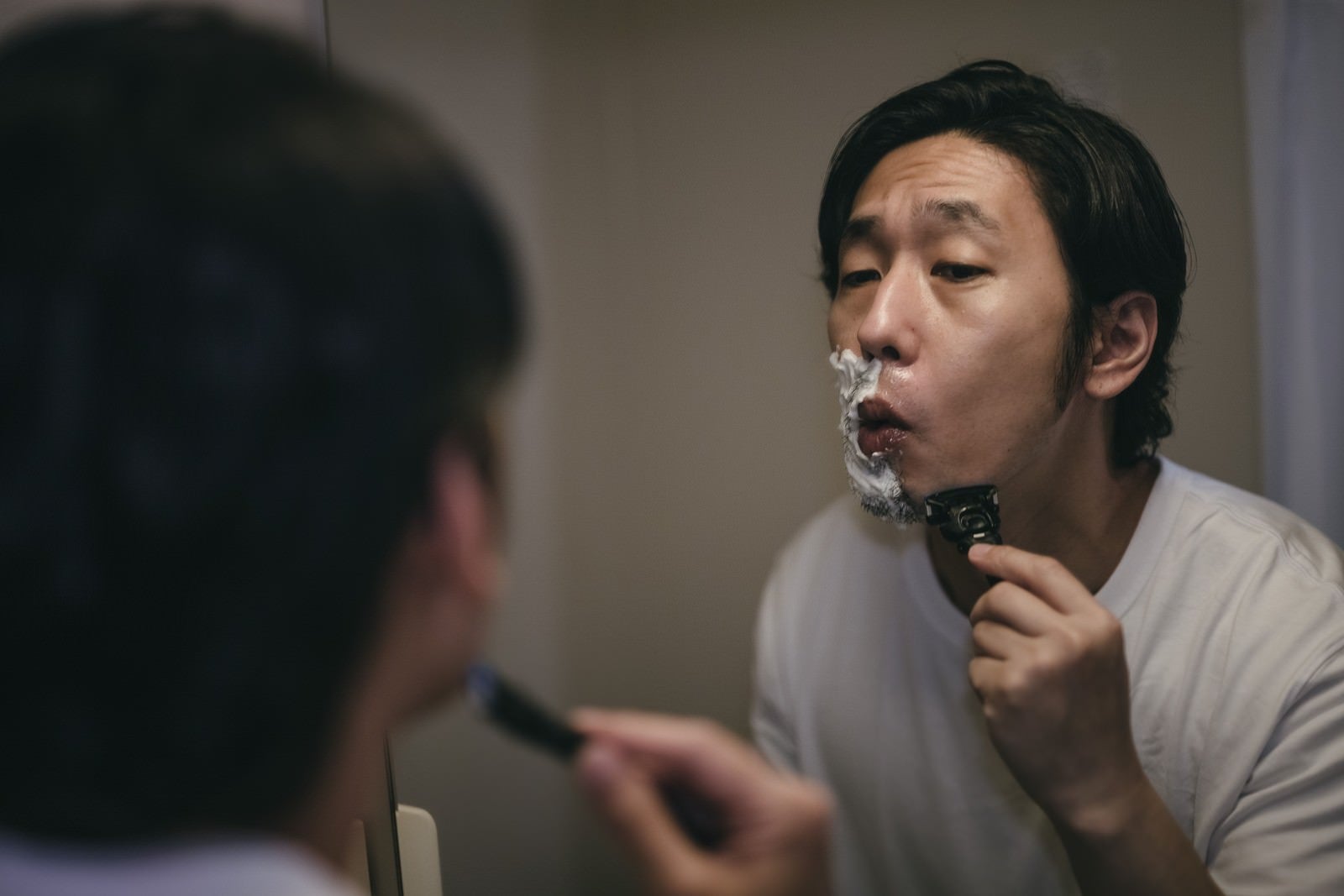 「左側面を最初に剃り上げる男性」の写真［モデル：大川竜弥］