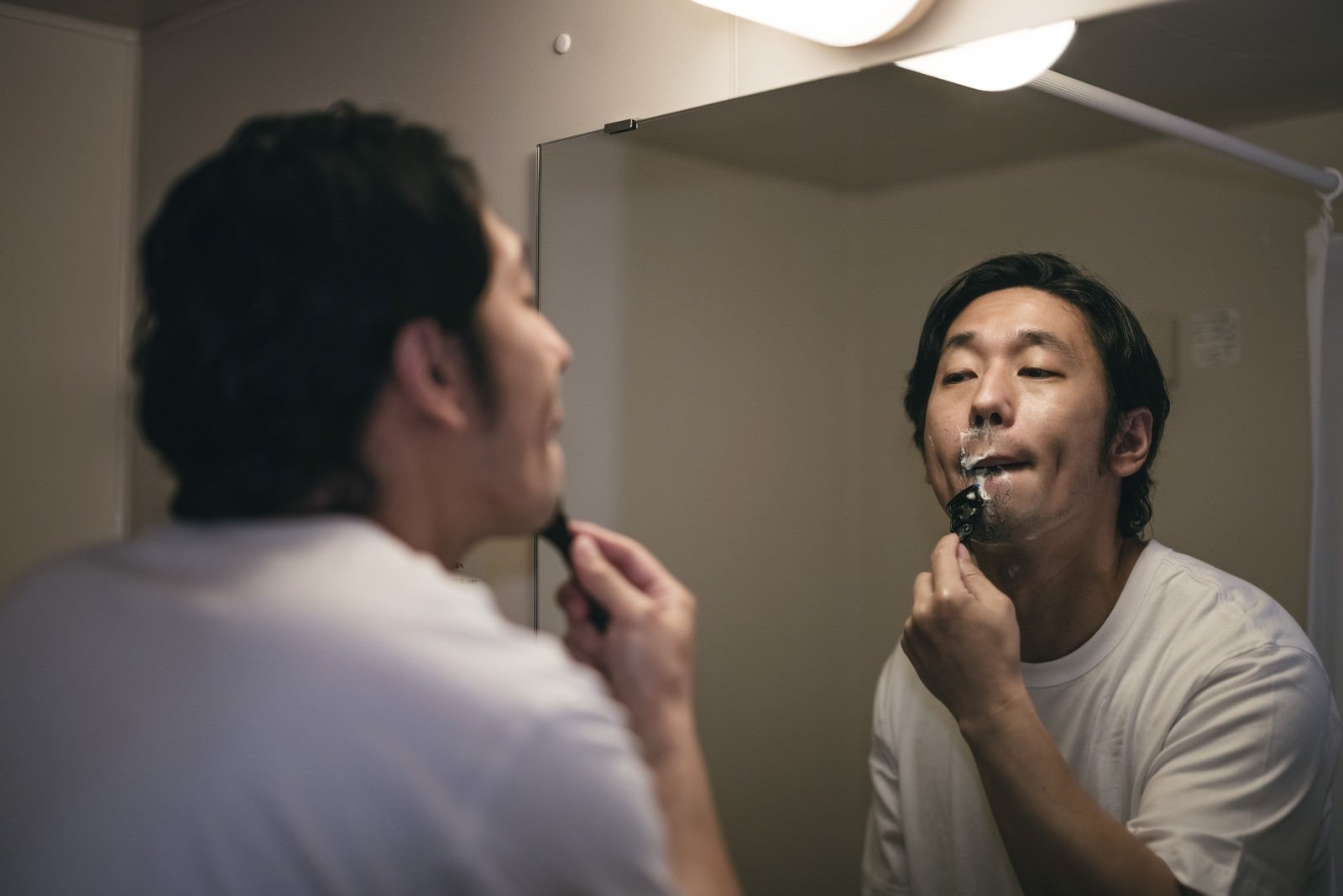「バスルームで髭剃りをする男性」の写真［モデル：大川竜弥］