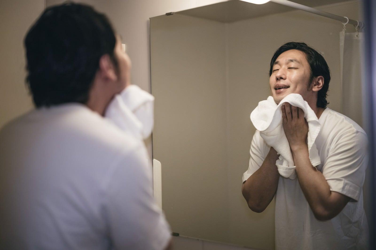 「洗顔後のさっぱり感に浸る男性 | フリー素材のぱくたそ」の写真［モデル：大川竜弥］