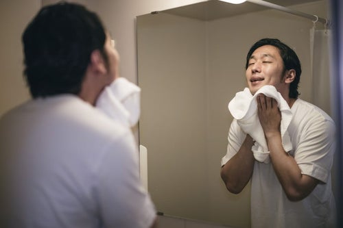 洗顔後のさっぱり感に浸る男性の写真