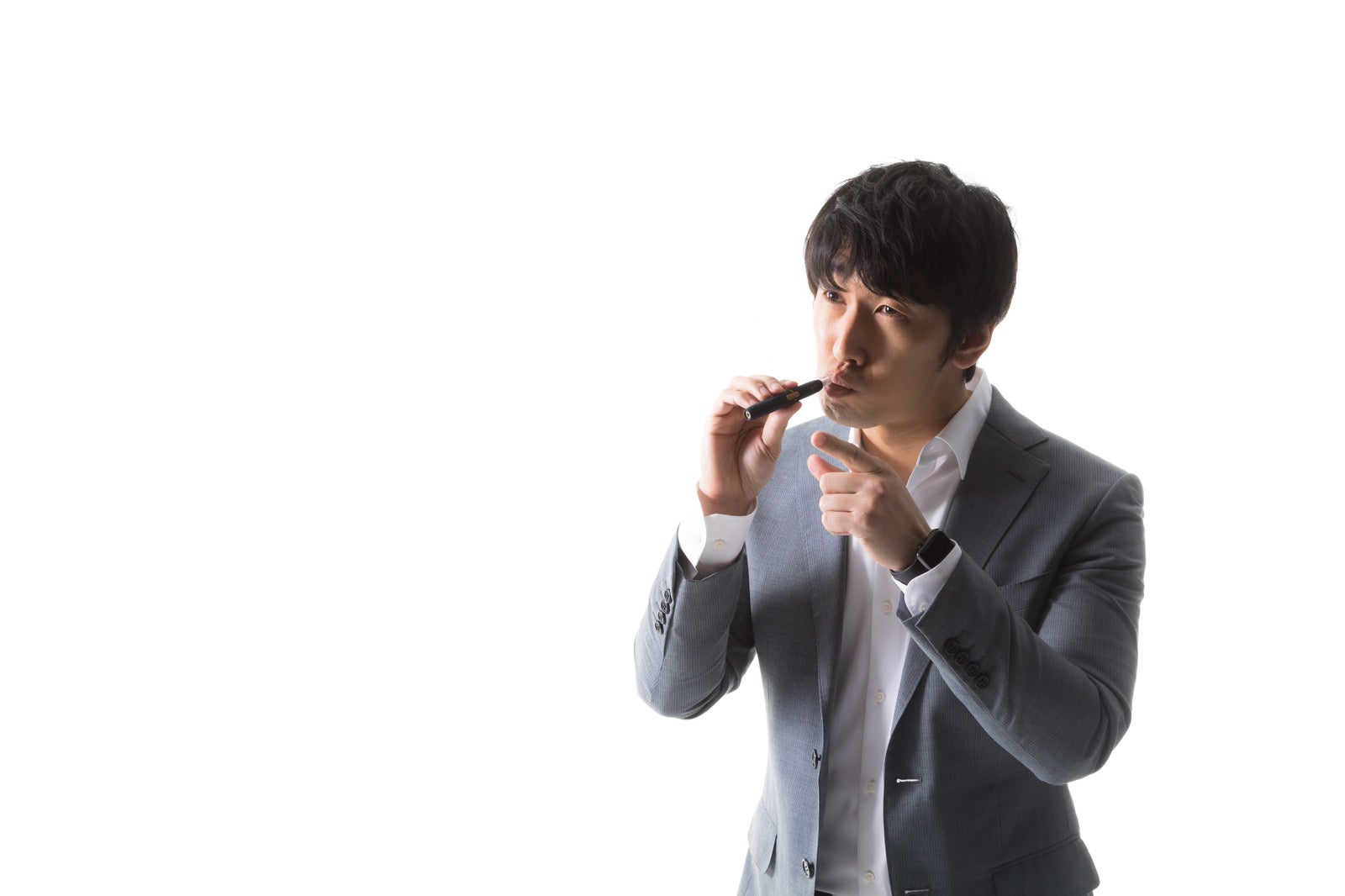 「加熱式たばこを吸いながら指差し確認をする男性」の写真［モデル：大川竜弥］