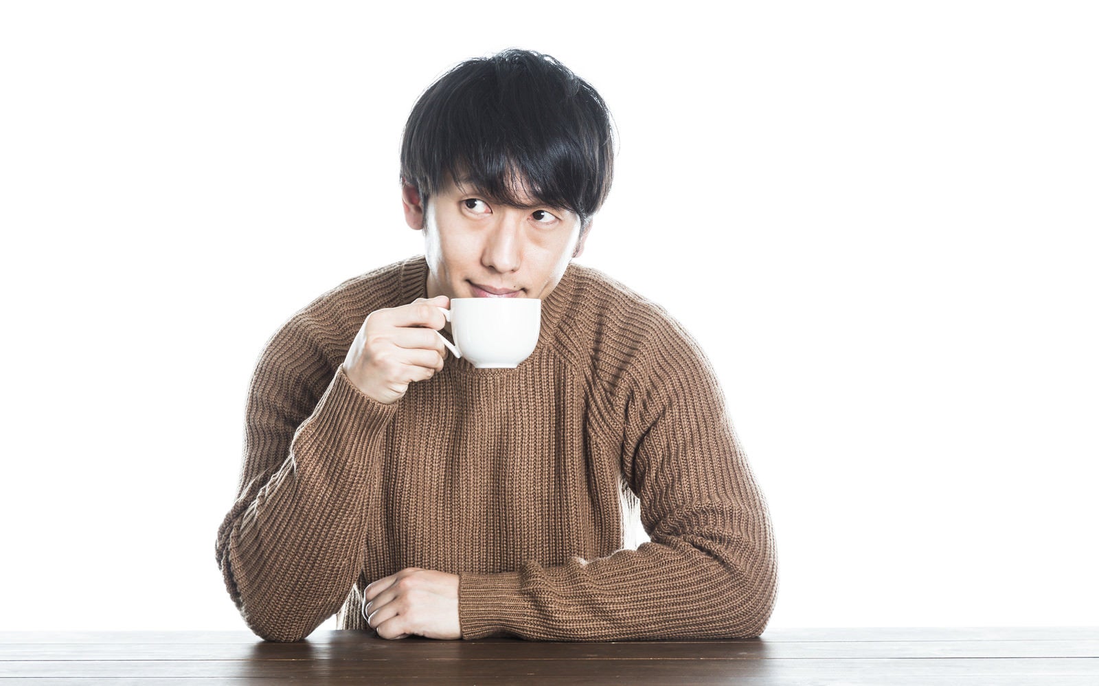 「コーヒーでホッとひといき」の写真［モデル：大川竜弥］