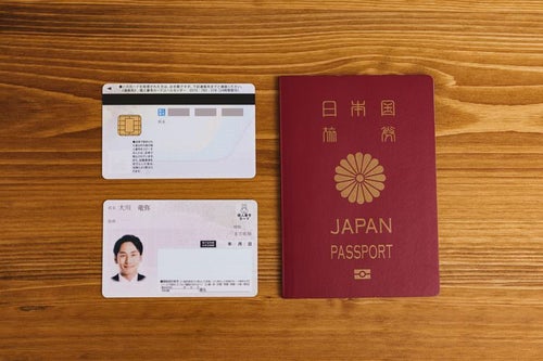 テーブルに置かれたマイナンバーカードとパスポートの写真