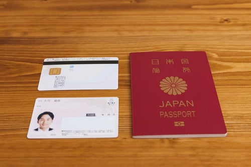 机に置かれたマイナンバーカードと旅券の写真