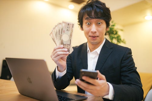 10万円で投資をはじめるビジネスマンの写真