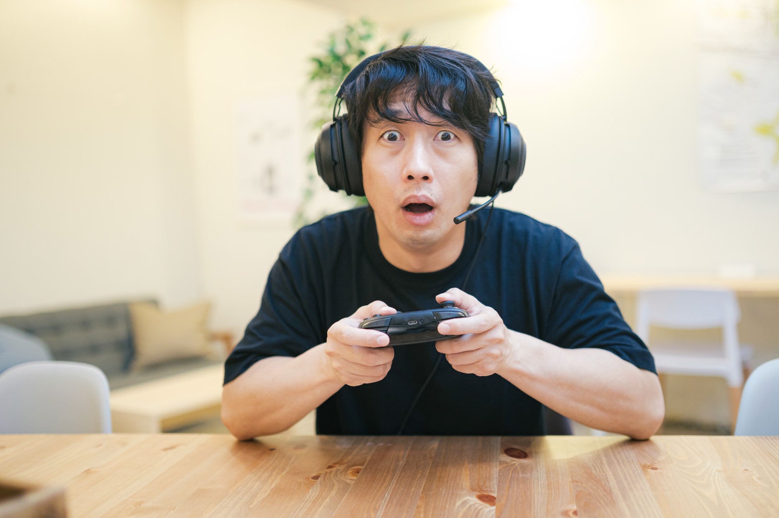 「オンラインゲームに熱中する男性」の写真［モデル：大川竜弥］