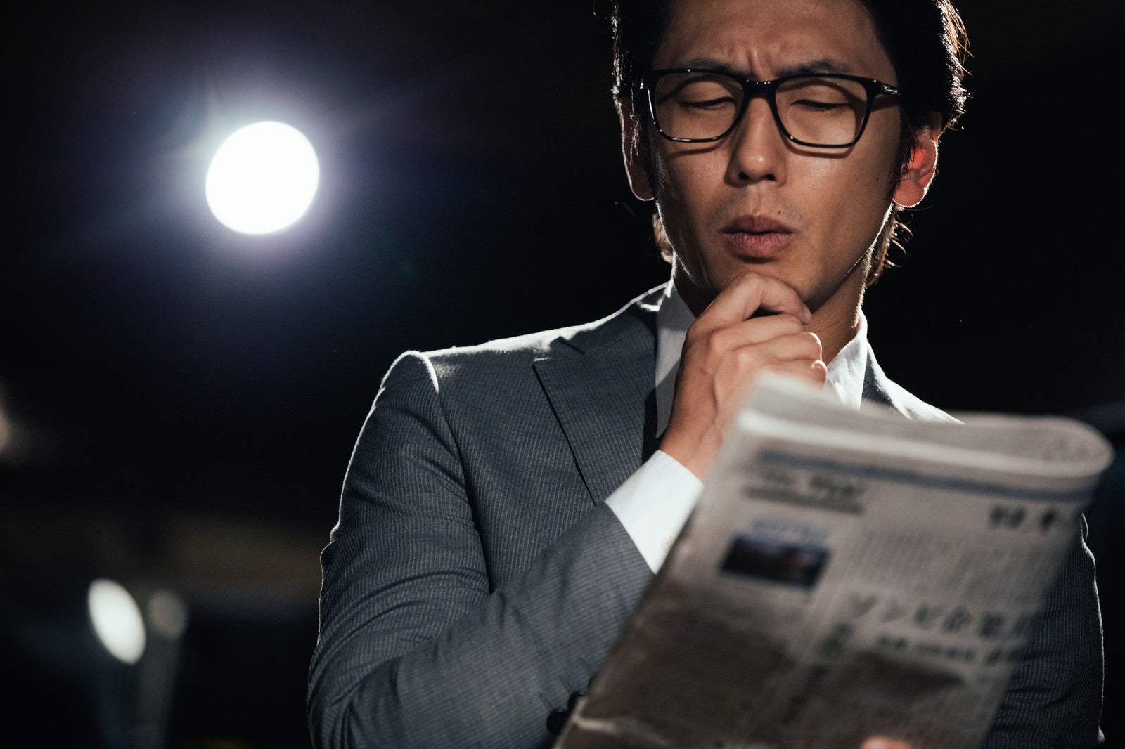 「ビジネスのトレンドをチェックする男性」の写真［モデル：大川竜弥］