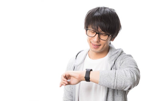 Apple Watchで通知を確認する男性の写真