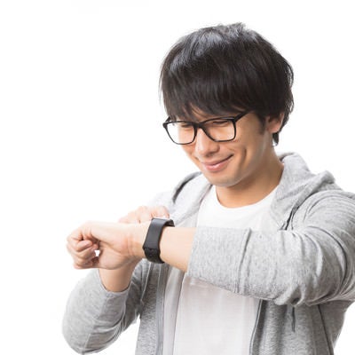 Apple Watchを使いこなす男性の写真