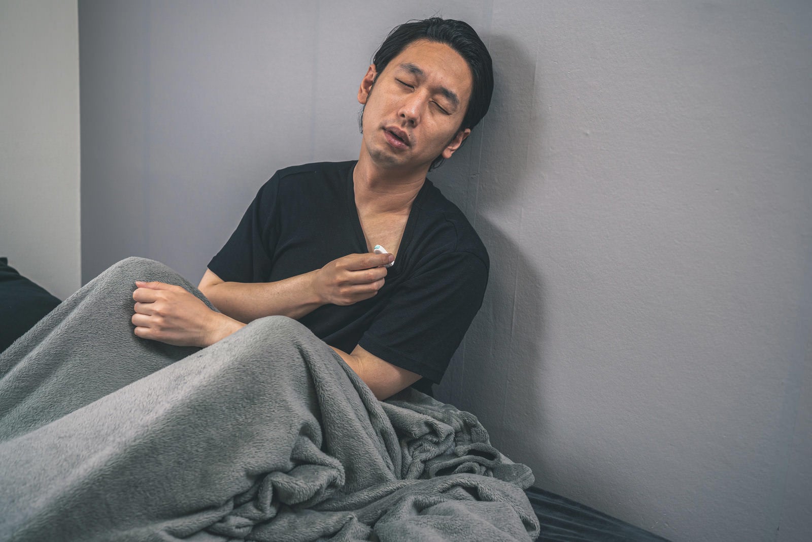 「発熱に苦しむ男性」の写真［モデル：大川竜弥］